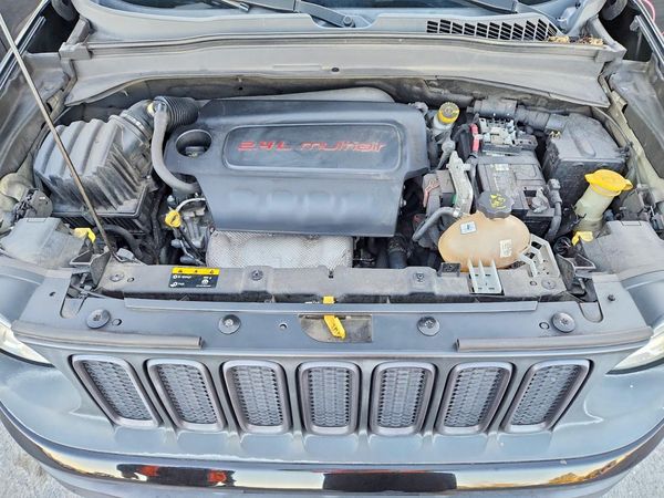 2017 JEEP RENEGADE Trailhawk — Engine bay