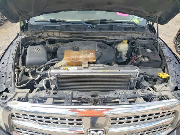 2016 RAM 1500 Laramie — Engine bay