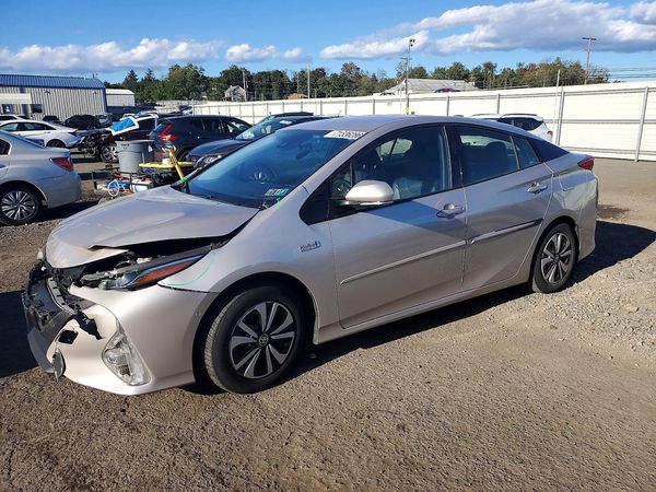 2017 TOYOTA PRIUS Three/Four/Four Adv — Front 3/4