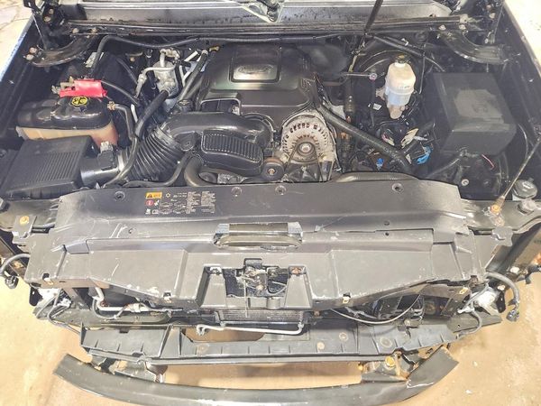 2013 CHEVROLET SUBURBAN LTZ — Engine bay
