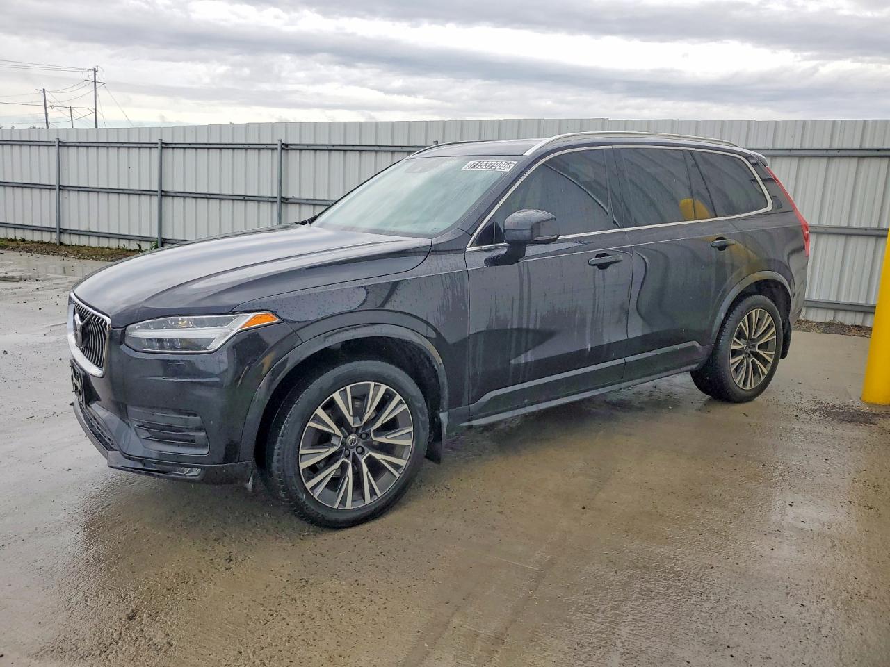 2021 VOLVO XC90 Momentum — Front 3/4