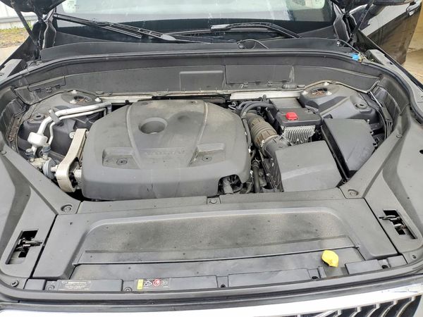 2021 VOLVO XC90 Momentum — Engine bay