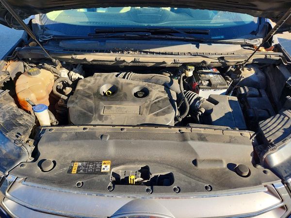 2017 FORD EDGE SE — Engine bay