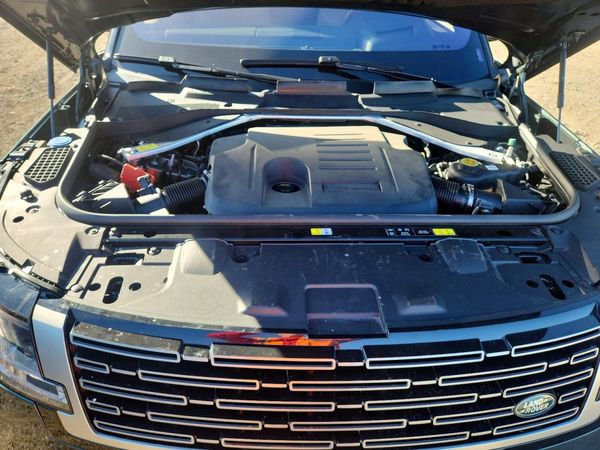 2023 LAND ROVER RANGE ROVER SE — Engine bay
