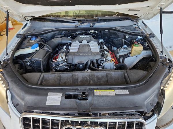2015 AUDI Q7 Premium Plus — Engine bay