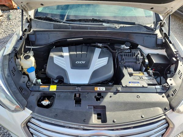 2017 HYUNDAI SANTA FE GLS — Engine bay