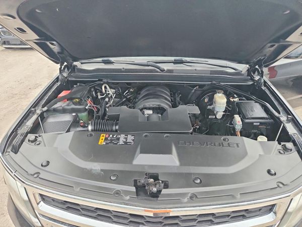 2019 CHEVROLET SUBURBAN LT — Engine bay