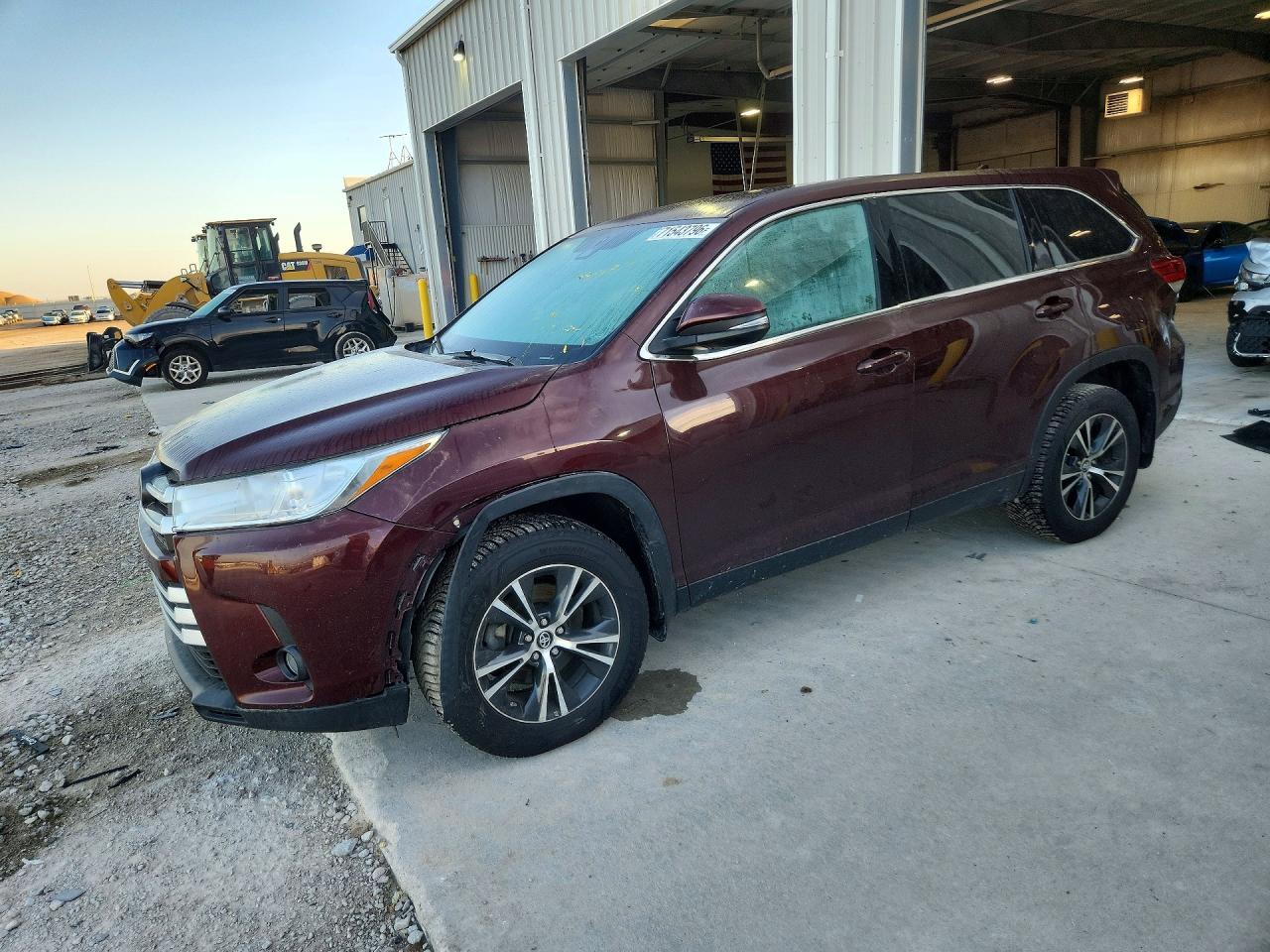 2019 TOYOTA HIGHLANDER LE/LE Plus — Front 3/4