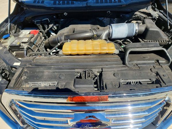 2017 FORD F150 SuperCrew — Engine bay