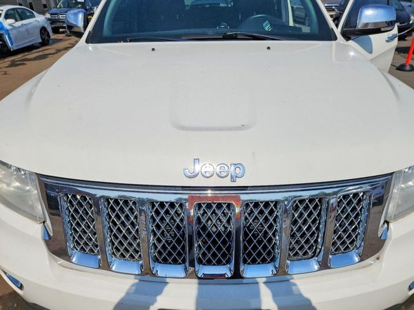 2012 JEEP CHEROKEE Limited — Engine bay
