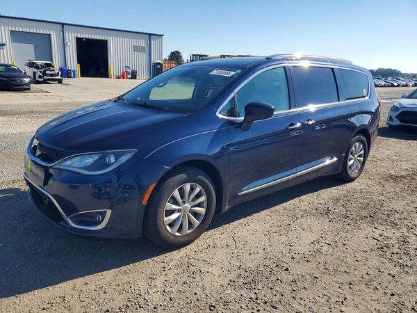 2018 CHRYSLER PACIFICA — DSFA — Front 3/4