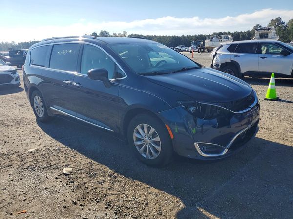 2018 CHRYSLER PACIFICA Touring L Plus — Passenger 3/4