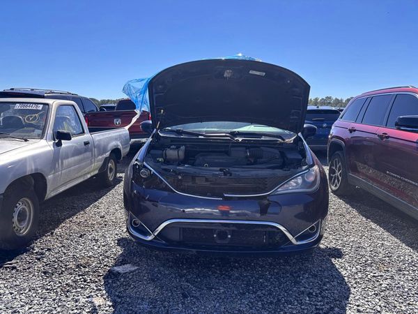 2018 CHRYSLER PACIFICA Touring L Plus — Engine bay