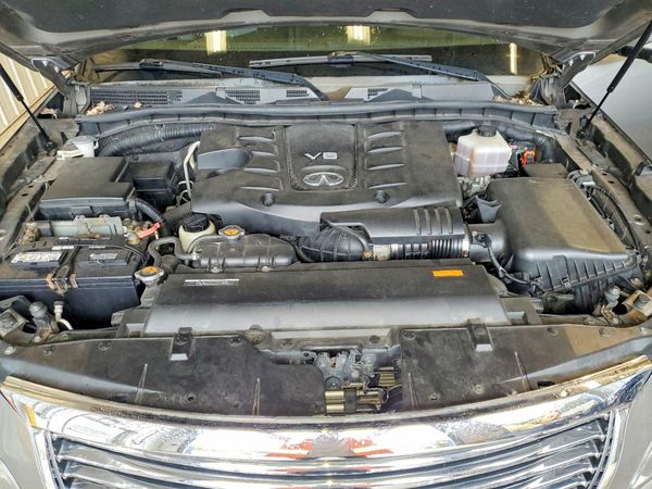 2014 INFINITI QX80 — Engine bay