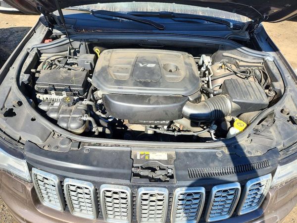 2017 JEEP GRAND CHEROKEE Summit — Engine bay