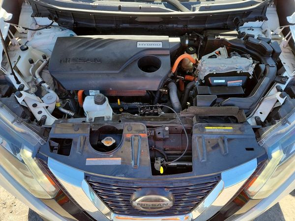 2018 NISSAN ROGUE — Engine bay