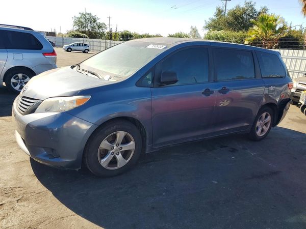 2015 TOYOTA SIENNA — Front 3/4