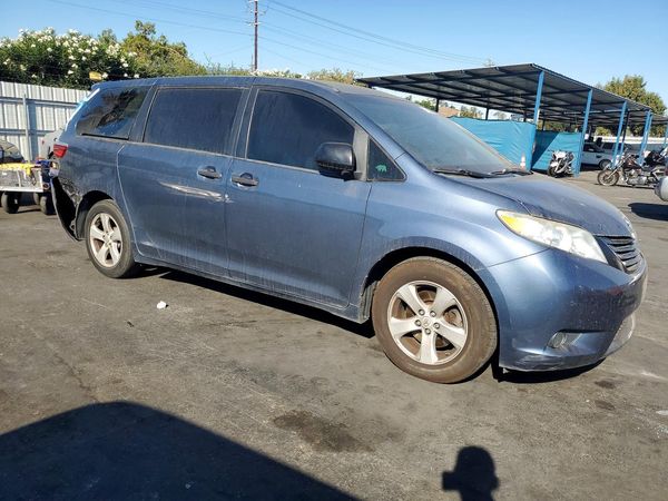 2015 TOYOTA SIENNA — Passenger 3/4