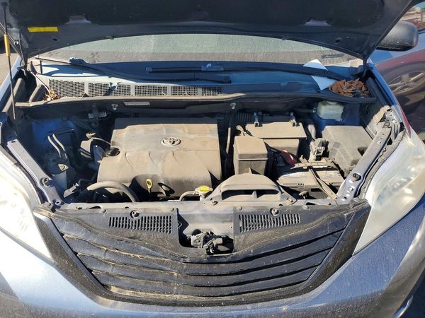 2015 TOYOTA SIENNA — Engine bay