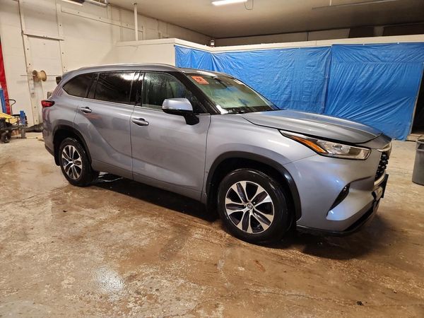 2020 TOYOTA HIGHLANDER XLE — Passenger 3/4