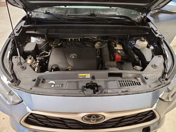 2020 TOYOTA HIGHLANDER XLE — Engine bay