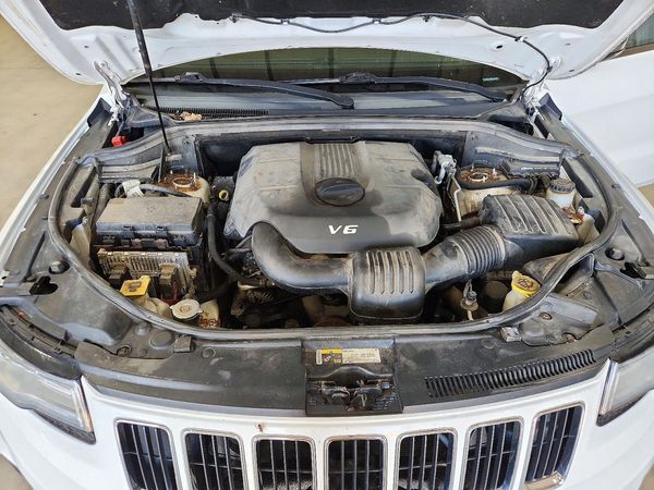 2014 JEEP GRAND CHER Limited — Engine bay