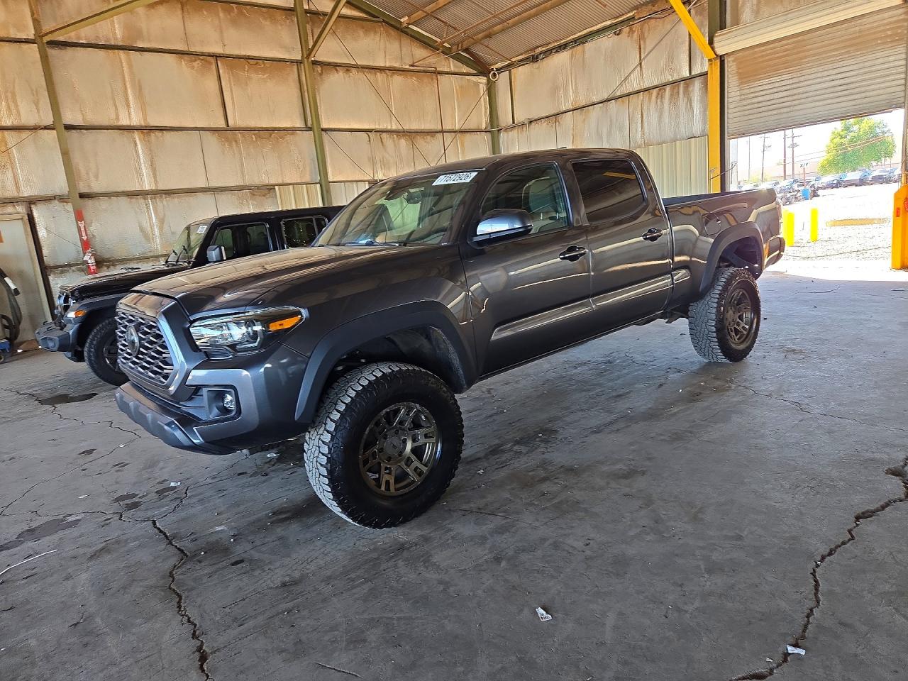 2018 TOYOTA TACOMA — Front 3/4