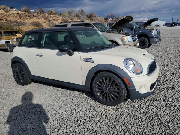2013 MINI COOPER — Passenger 3/4