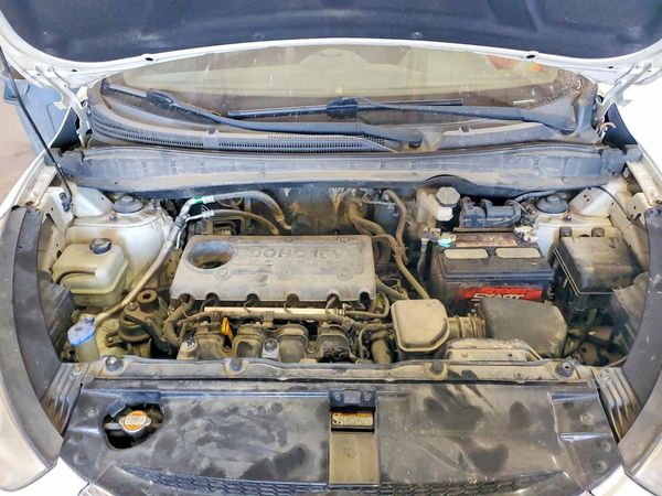 2012 HYUNDAI TUCSON GLS — Engine bay