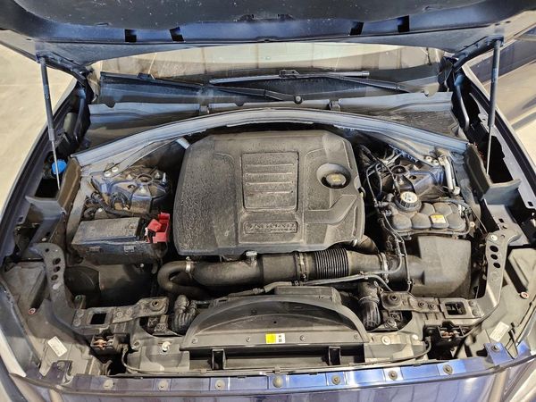 2019 JAGUAR F-PACE Prestige — Engine bay