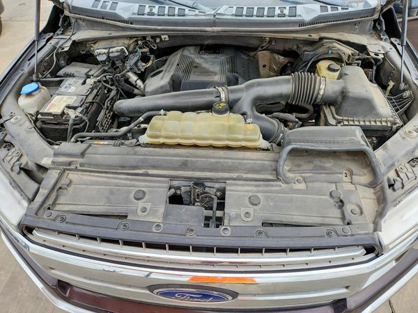 2019 FORD F150 — Engine bay