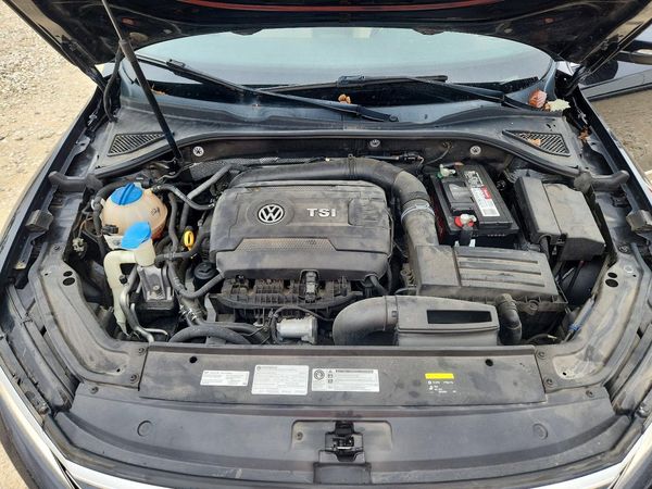 2017 VOLKSWAGEN PASSAT SE — Engine bay