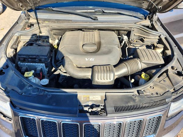 2015 JEEP GRAND CHEROKEE Overland — Engine bay