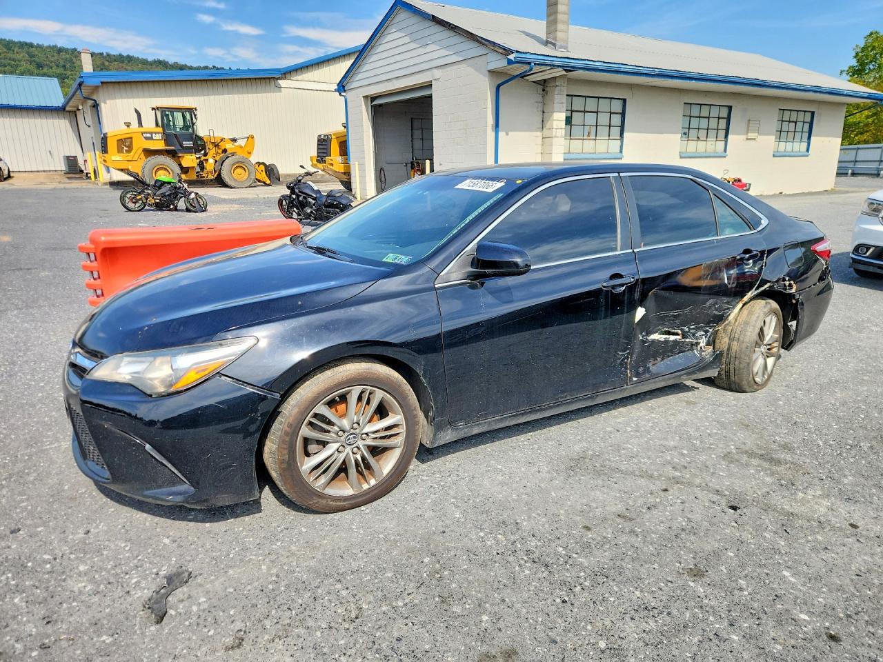 2017 TOYOTA CAMRY LE/SE/XLE/XSE — Front 3/4