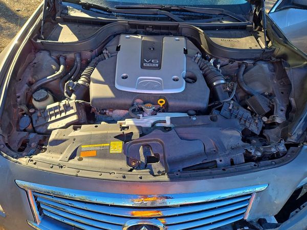2012 INFINITI G37 — Engine bay