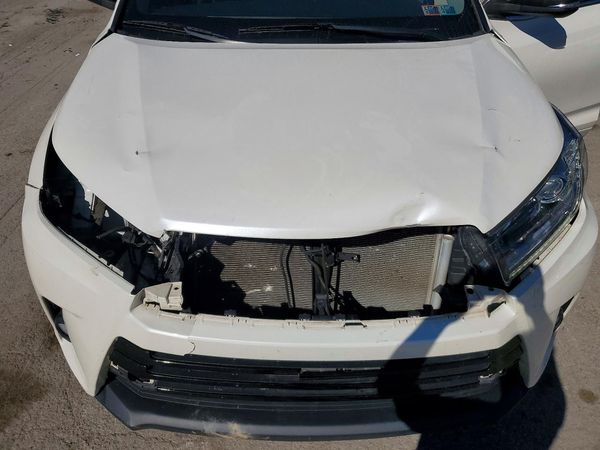 2018 TOYOTA HIGHLANDER SE/XLE — Engine bay