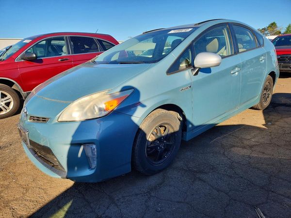 2013 TOYOTA PRIUS — Front 3/4