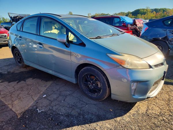 2013 TOYOTA PRIUS — Passenger 3/4