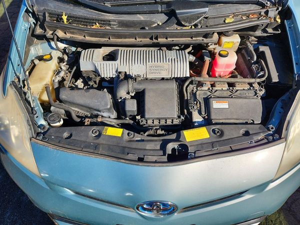 2013 TOYOTA PRIUS — Engine bay
