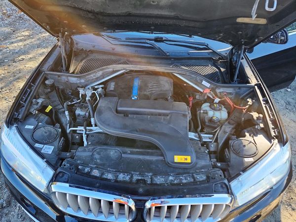 2016 BMW X5 xDrive40e — Engine bay