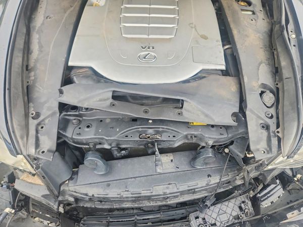 2013 LEXUS LS 460 — Engine bay