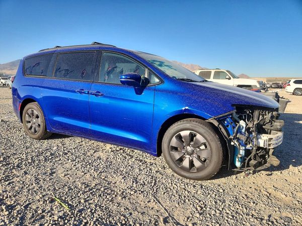 2020 CHRYSLER PACIFICA Limited — Passenger 3/4
