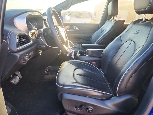 2020 CHRYSLER PACIFICA Limited — DENT
