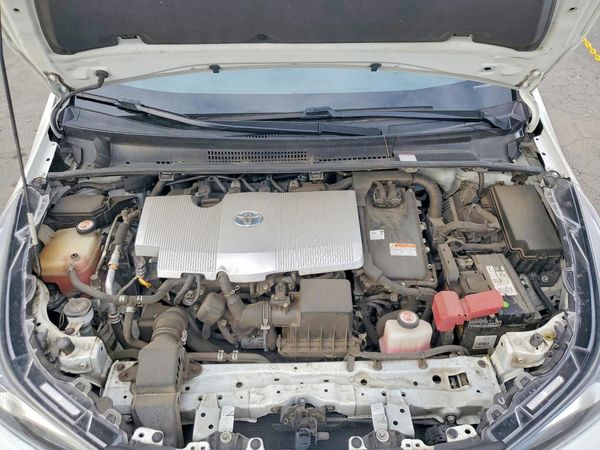 2020 TOYOTA PRIUS — Engine bay