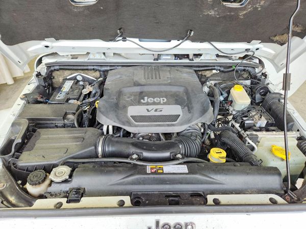 2015 JEEP WRANGLER Rubicon — Engine bay
