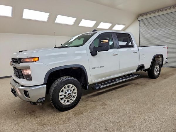 2025 CHEVROLET SILVERADO LT — Front 3/4