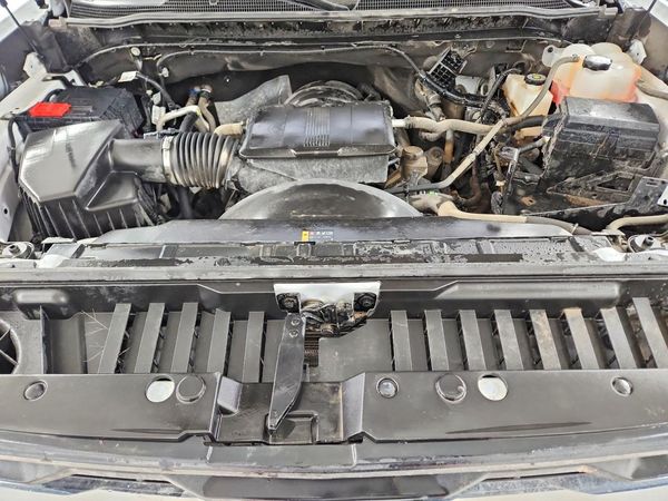 2025 CHEVROLET SILVERADO LT — Engine bay