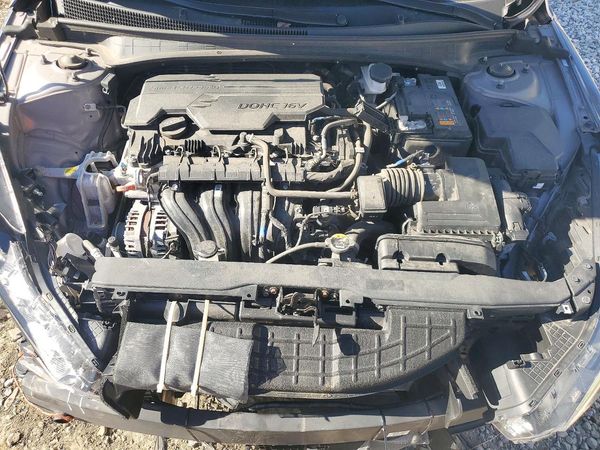 2023 HYUNDAI ELANTRA SEL — Engine bay