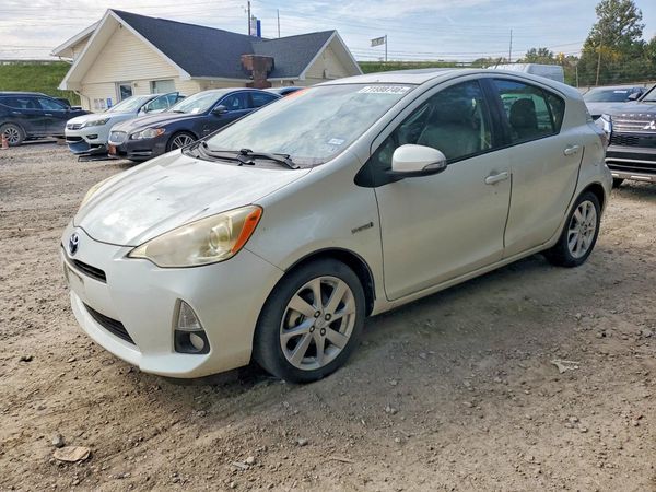 2013 TOYOTA PRIUS — Front 3/4