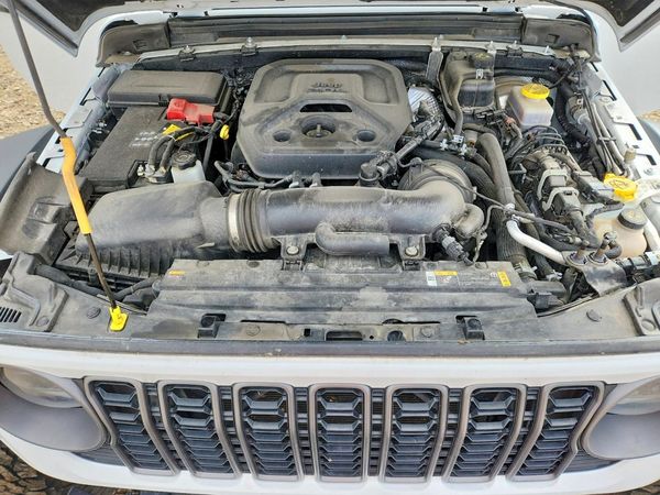 2025 JEEP WRANGLER Rubicon — Engine bay